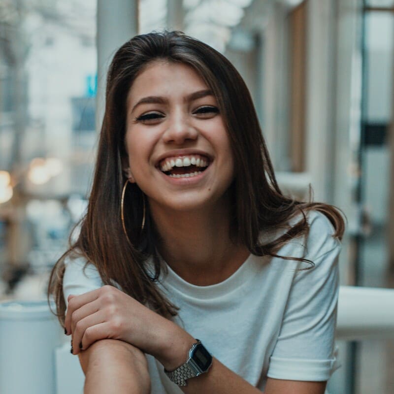 Neurobalance_mujer_latina_sonriente_en_callejón