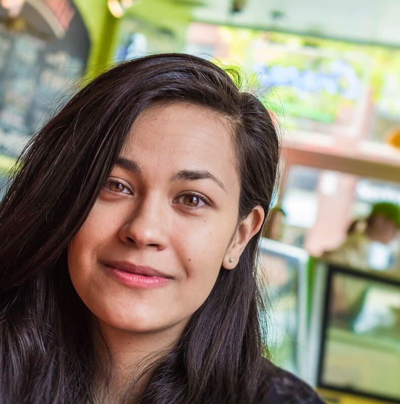 Neurobalance_mujer_latina_sonriente_en_librería