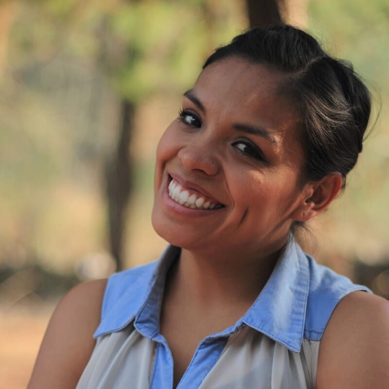 Neurobalance_mujer_latina_sonriente_en_campo