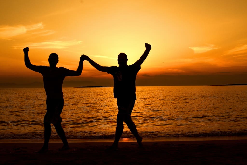 Parjea superando los sintomas de ansiedad fisicos en la playa al atardecer